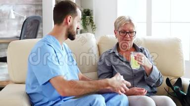 <strong>养老院</strong>的老年妇女与男医生交谈